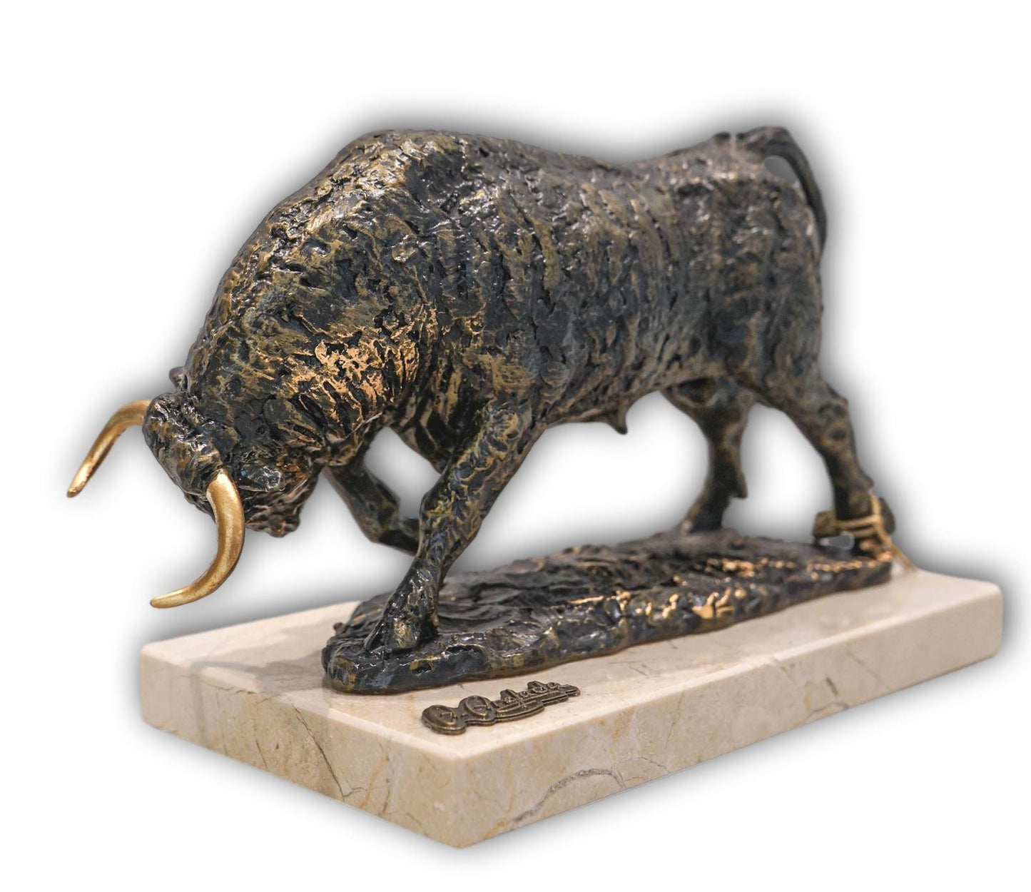 Toro embistiendo acabado bronce