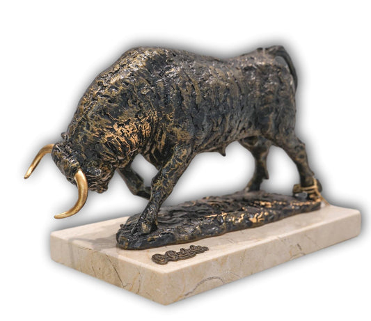 Toro embistiendo acabado bronce