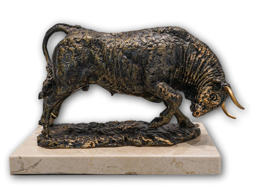 Toro embistiendo acabado bronce