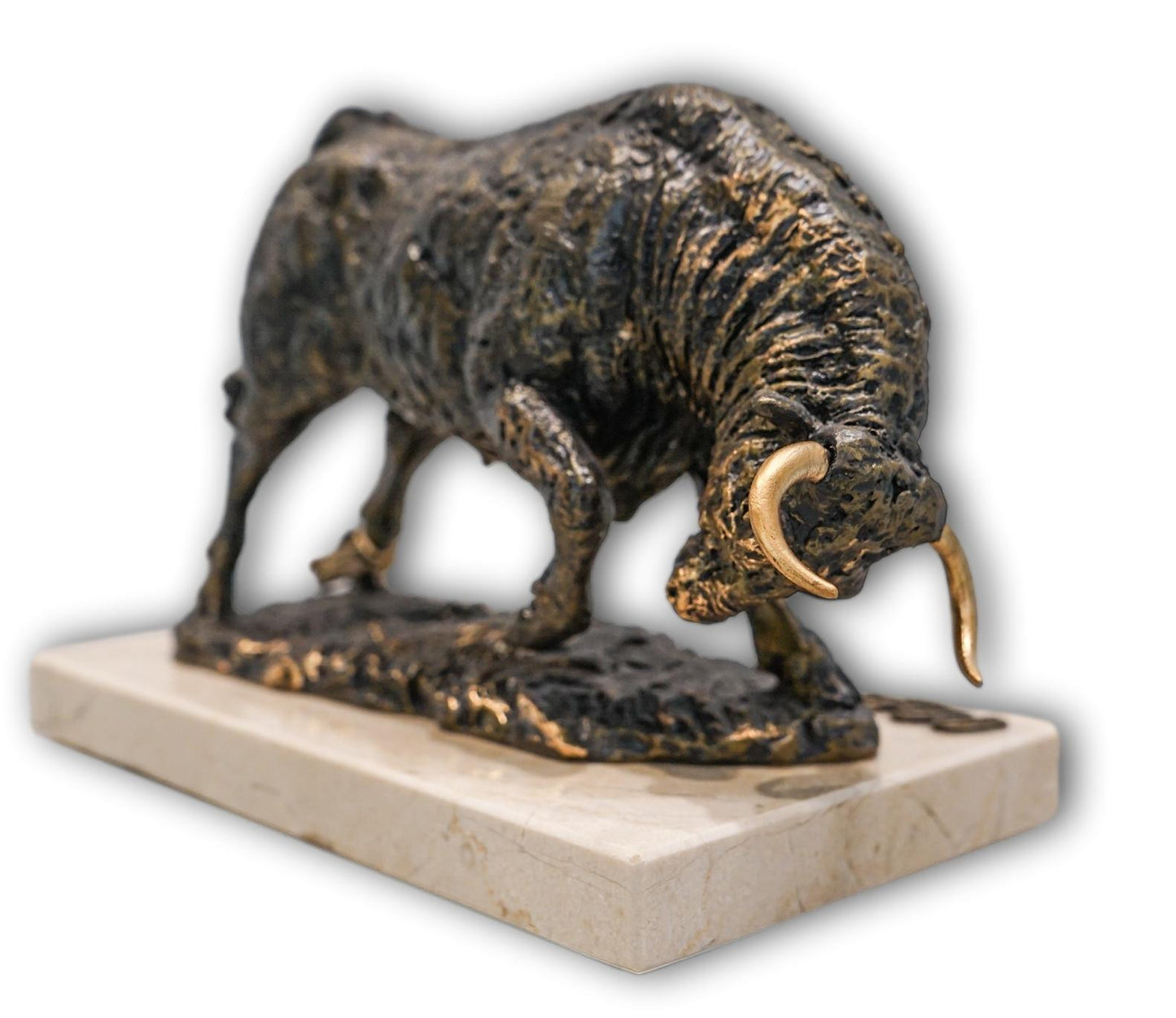 Toro embistiendo acabado bronce