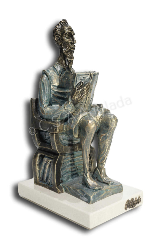 Quijote biblioteca, sentado.