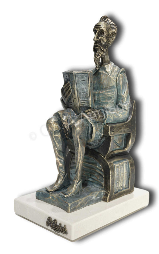 Quijote biblioteca, sentado.