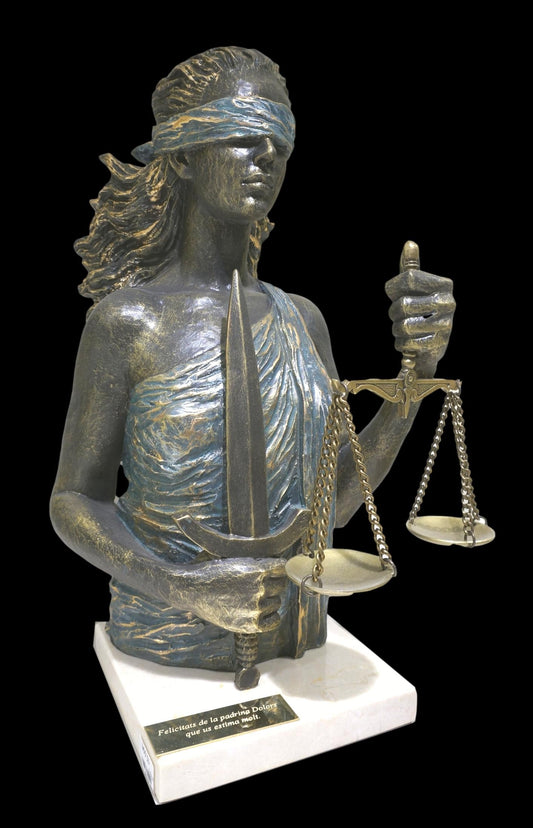 Justicia sobre base de mármol