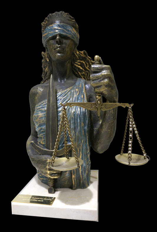 Justicia sobre base de mármol