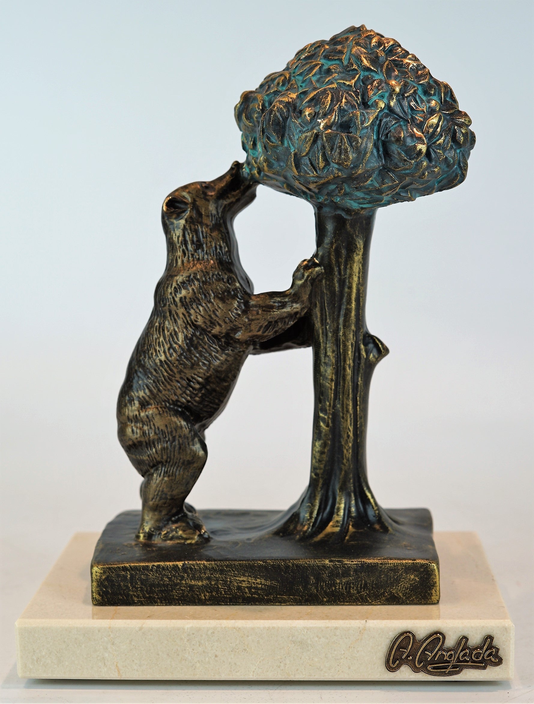 Bear and strawberry tree, symbol of Madrid – Anglada Esculturas