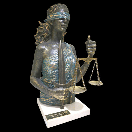 Justicia sobre base de mármol