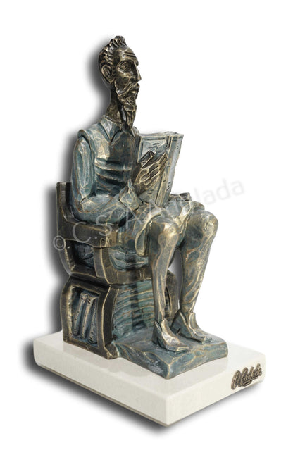 Quijote biblioteca, sentado.