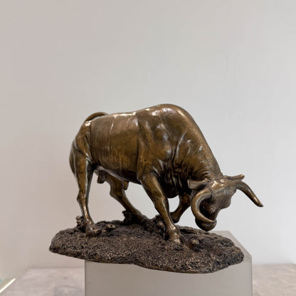 Toro embistiendo